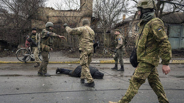 Rusya Savunma Bakanlığı sorumluluğu üstlenmeyerek cesetlerin, "tüm Rus birliklerinin Buça'dan tamamen çekilmesinin ardından" sokaklara yerleştirildiğini öne sürmüştü.