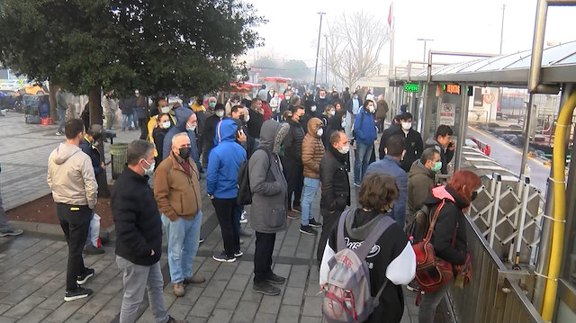 İstanbul'da sis esareti: Boğaz trafiğe kapatılırken vapur seferleri de iptal edildi