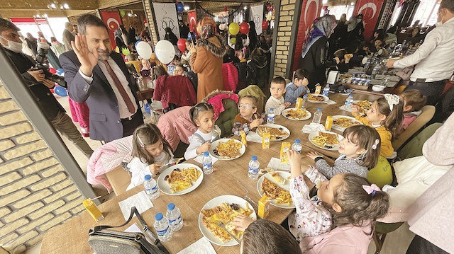 Erzurumlu 4-6 yaş arası yaklaşık 500 çocuk, öğle vakti düzenlenen özel iftar programıyla orucunu açtı