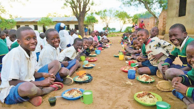 Afrikalı çocukların iftar sevinci...