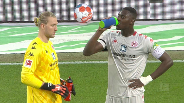 Moussa Niakhate'nin orucunu
açtığı an.