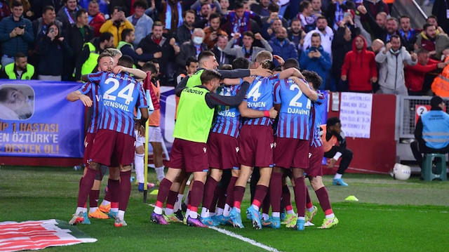 Bordo-mavili futbolcuların gol sevinci 