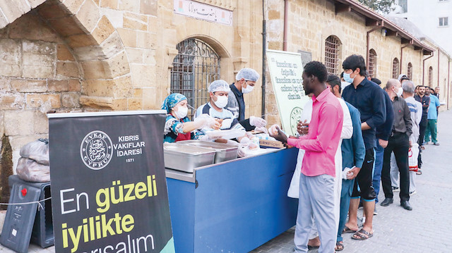 İftara KKTC vatandaşlarının yanı sıra yabancı öğrenci ve işçiler de yoğun ilgi gösteriyor.