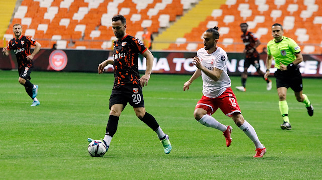 Adanaspor-Balıkesirspor karşılaşmasından bir akre