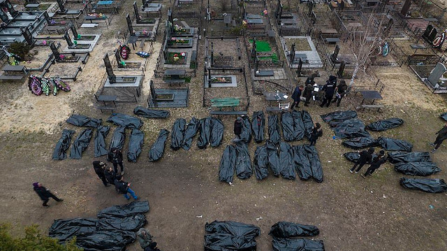 Bucha’da evlerden çıkarılan 28 ceset mezarlığa götürüldü