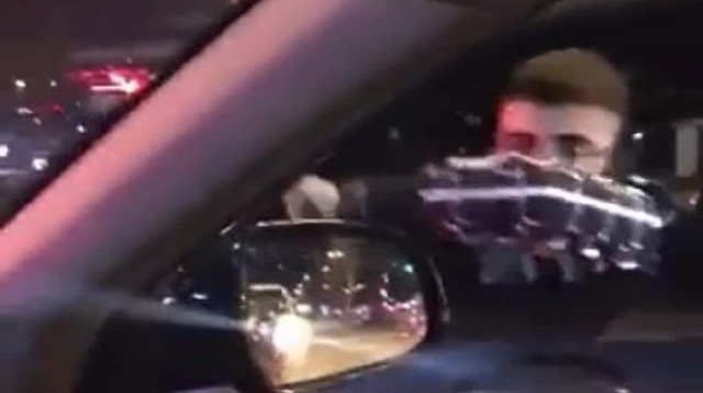 Arabada bebeği olan kadın sürücüye saldırıp aynasını kırdı.