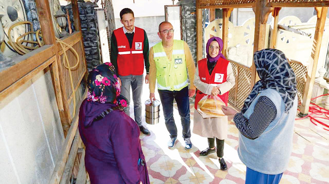 Başkan Mustafa Kaavuş vatandaşların evlerini ziyaret ediyor.