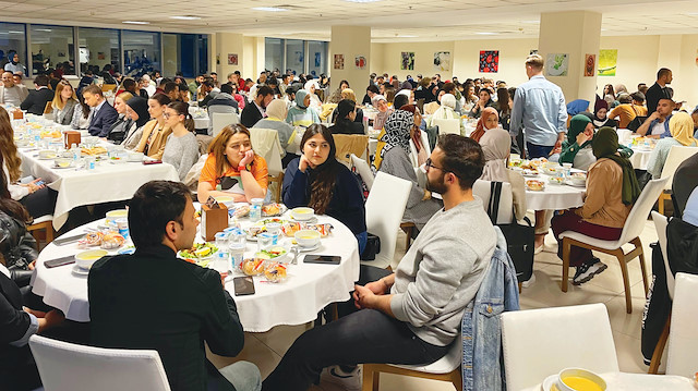 Türkiye’de eğitim alan uluslararası öğrenciler, Ankara’da iftar sofrasında bir araya geldi. 