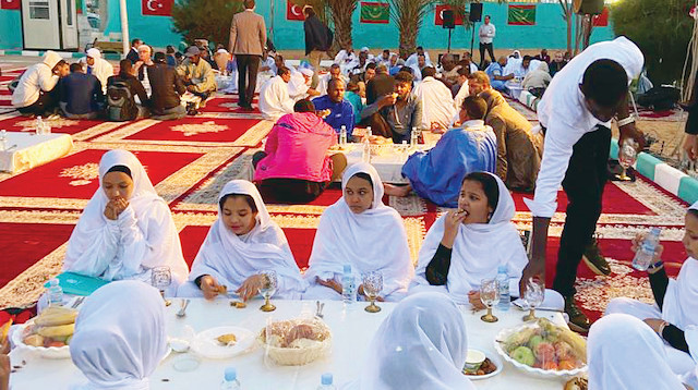Maarif Vakfı, başkent Nuakşot’taki Şehit Furkan Akyol Kampüsü’nde öğretmen ve öğrencilere iftar 
verdi. 
