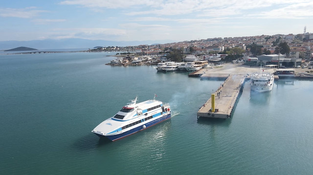 Türk turist kafilesi Deniz Hudut Kapısı'nda işlemlerini yaptırarak Midilli'ye geçti.