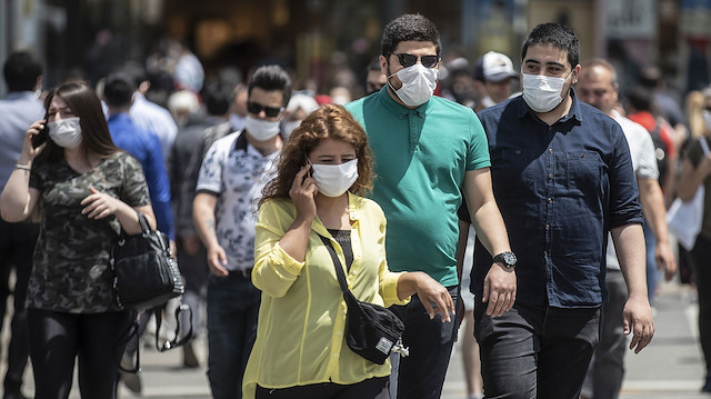 Sağlık Bakanı Koca'dan açıklama: Maske zorunluluğu kalkıyor mu?