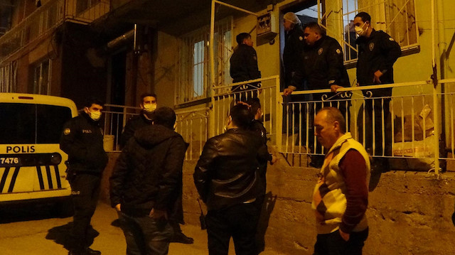 İzmir'de 2 çocuk annesi genç kadın eski eşinin evinde ölü bulundu.
