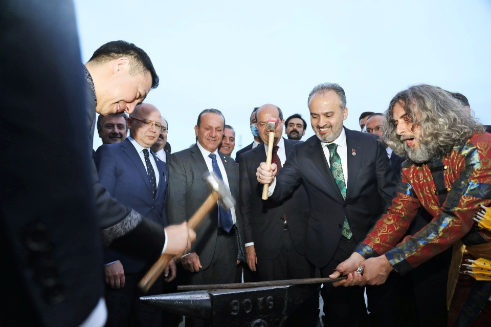 Tören öncesinde KKTC Cumhurbaşkanı Tatar, salonun nbahçesinde Başkan Aktaş ile birlikte demir dövdü, Kültür ve Turizm Bakanı Ersoy ise ateş üzerinden atladı.