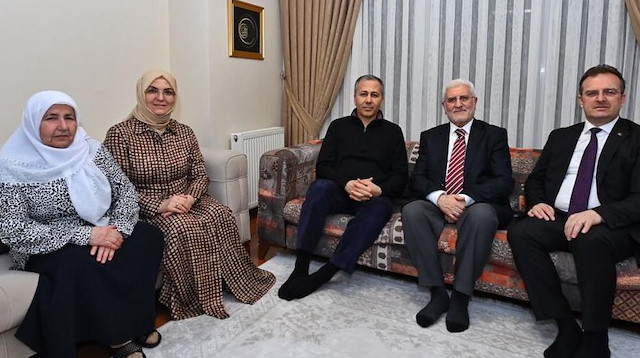 İstanbul Valisi Yerlikaya, Şehit Savcı Kiraz'ın ailesi ile iftar yaptı.

