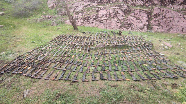 PKK'ya ait ele geçirilen silahlar.