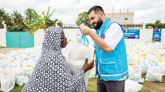 TDV gönüllüleri, Batı Afrika ülkesi Fildişi Sahili’nde 1750 ihtiyaç sahibi aileye ramazan kolisi dağıttı. 