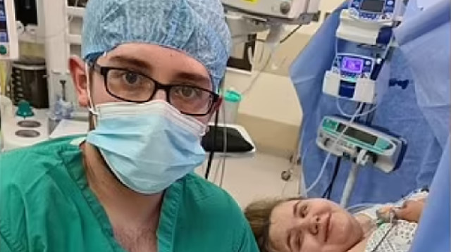 Rinoa Pearson ve eşi  Delilah'ın Sheffield Eğitim Hastanesi'nde doğumundan sadece birkaç dakika sonra