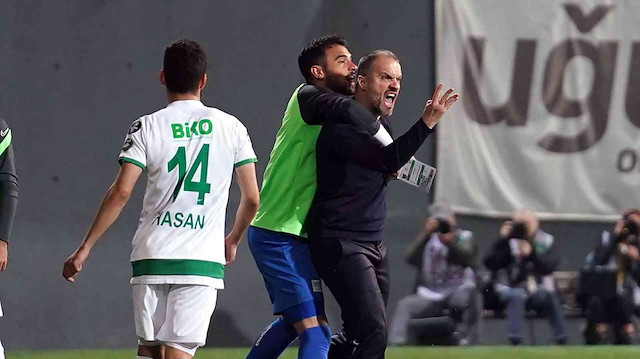 Teknik direktör Mustafa Er, sert itirazlarının ardından kırmızı kart gördü.