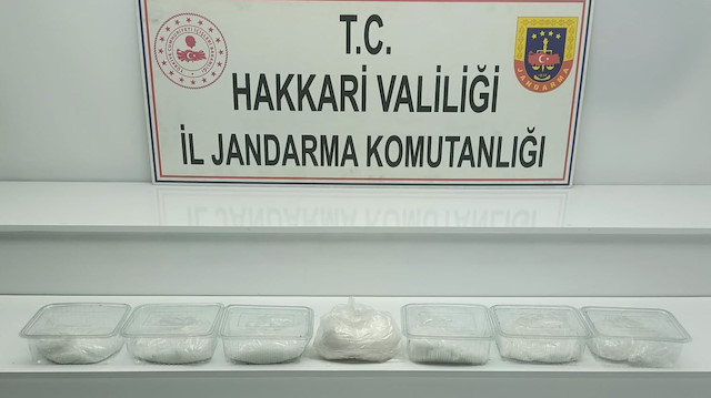 Düzenlenen aramada ağaçlık alana gizlenmiş 7 paket içinde 7 kilo 500 gram sentetik uyuşturucu bulundu.​