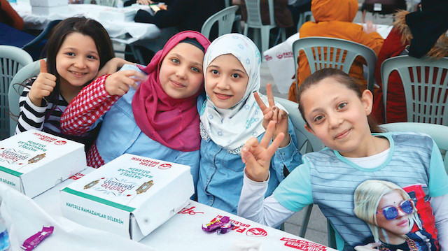 Türk Kızılayı, Dünya Yetimler Günü’nde İdlib’deki yetim çocuklar için iftar verdi