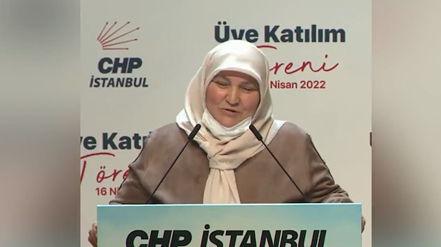 Kürsüde konuşma yapan kadın, "AK Parti'deydim, hizmet göremediğim için CHP'ye geçiyorum. AK Parti kartımı bırakıyorum buraya" ifadelerini kullanmıştı.