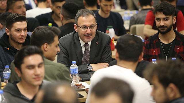 ​Bakan Kasapoğlu Karsta öğrencilerle iftar yaptı
