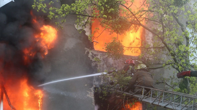 Harkiv'de bir apartman bombalandı. 