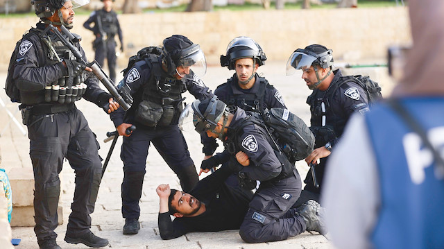 Saldırıya karşı direnen göstericilere, İsrail güçleri plastik mermiyle karşılık verdi. 