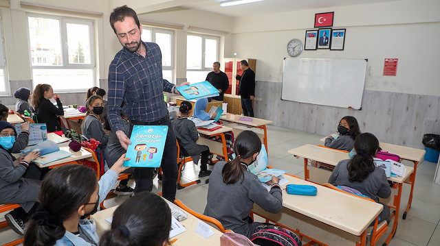 Talas Belediyesi'nden çocuklara kitap hediyesi.