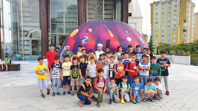 Başakşehir Medine Müdafii Fahrettin Paşa Camii'nde ingilizce tefsir dersleri de veriliyor.