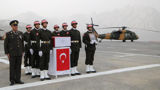 Şehit Muhabere Üsteğmen Delibaş için Hakkari Dağ ve Komando Tugay Komutanlığında tören düzenlendi.