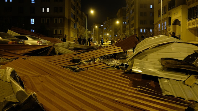 Bingöl’de şiddetli rüzgar binanın çatısını uçurdu: 5 araç zarar gördü