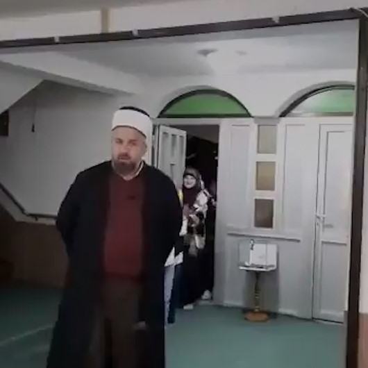 Bosna Hersekte teravih namazı kılmaya gelen çocuklarla imamın oyunu izleyenleri gülümsetti