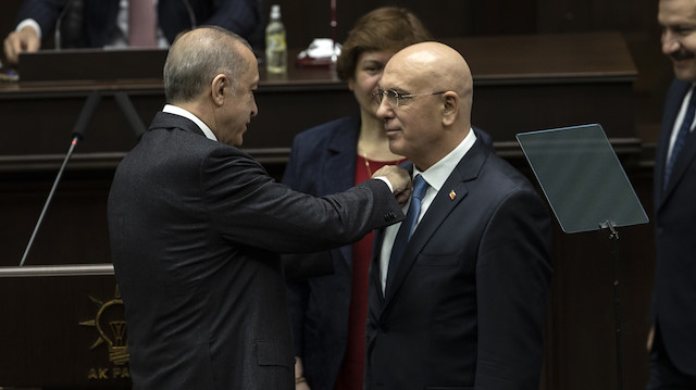 Cumhurbaşkanı Erdoğan, İsmail Ok'a AK Parti rozeti taktı. 