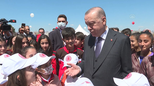 Cumhurbaşkanı Erdoğan, TBMM bahçesinde çocuklarla sohbet etti