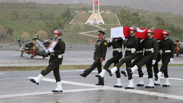 Şehit Kanlıkuyu'nun Türk bayrağına sarılı naaşı, silah arkadaşlarının omzunda ambulansa konuldu.