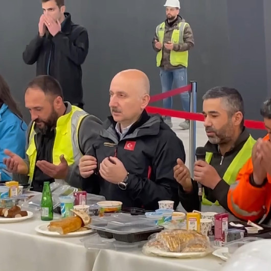 Bakan Adil Karaismailoğlu metro şantiyesi işçileriyle sahur yaptı