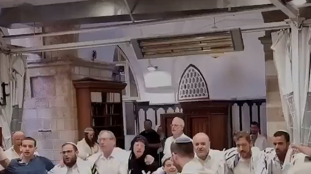 İşgalci Yahudiler üç peygamberin kabrinin yer aldığı Hz. İbrahim Camii'nde ayin yaptılar