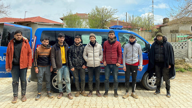 13 kaçak göçmen Pehlivanköy Geri Gönderme Merkezi'ne teslim edildi.