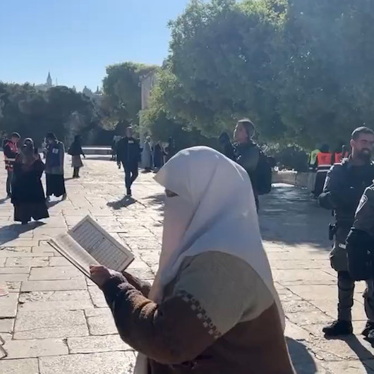 Mescid-i Aksada nöbet tutan kadınlar işgalci güçlerin önünde Haşr Suresinin sekizinci ayetini okudu