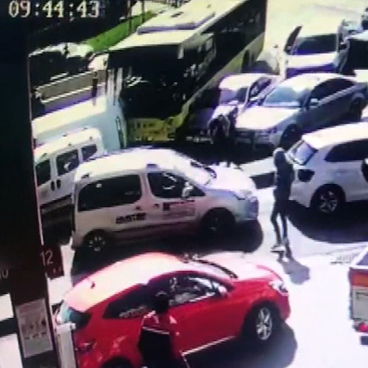 Kağıthanede İETT otobüsü 6 aracı biçti: Kaza anı kamerada