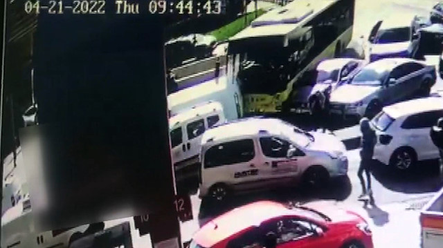 Kağıthane'de İETT otobüsü 6 aracı biçti: Kaza anı kamerada