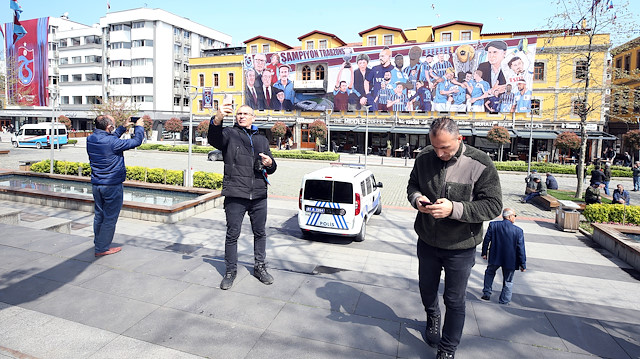 Bordo-mavili taraftarlar afişe yoğun ilgi gösterdi.