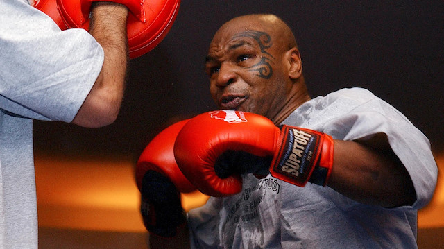 Dünya boks tarihinin en büyük isimlerinden olan Mike Tyson'ın uçakta bir yolcuyu yumrukladığı görüntüler ortaya çıktı. 