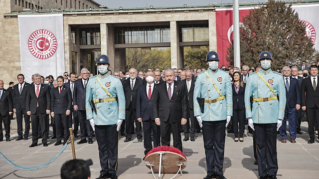 Meclis'teki Atatürk Anıtı önünde tören düzenlendi.