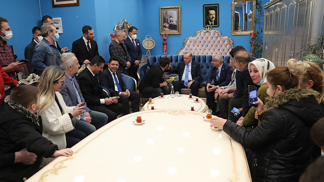 Cumhurbaşkanı Erdoğan, esnaflarla birlikte çay içti.