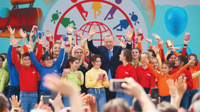 Erdoğan ve eşi Emine Erdoğan, İstanbul Radyosu  Çoksesli Çocuk Korosu’nun “23 Nisan” şarkısına eşlik etti.  
