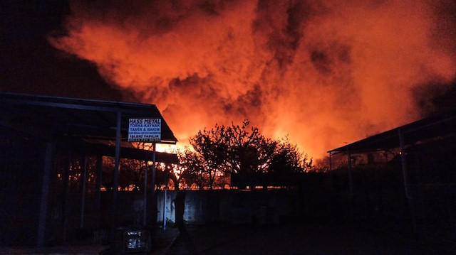 Yalova'da kereste fabrikasında çıkan yangına müdahale ediliyor.

