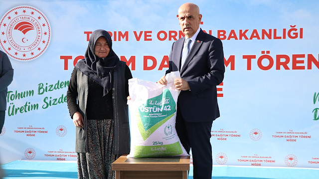 Tarım ve Orman Bakanı Vahit Kirişci, Niğde'de çiftçilere kuru fasulye tohumu dağıttı. 