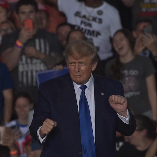 Eski ABD Başkanı Trump Ohioda düzenlediği miting sonunda dans etti